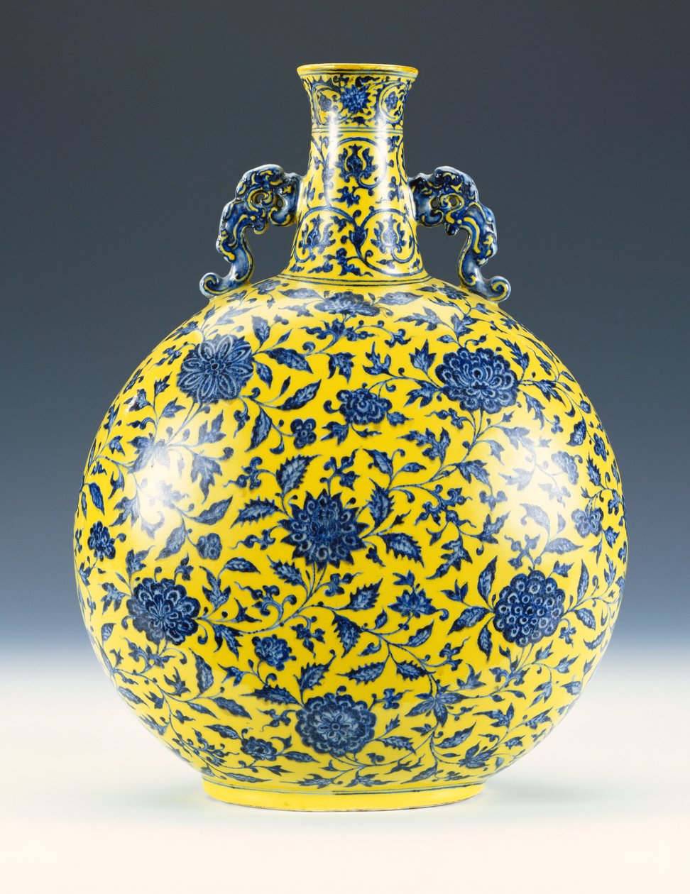 Şakayık ve nilüfer desenli, sır altı mavi ve sarı emaye ay şişesi, c.1723-1735 by Chinese School