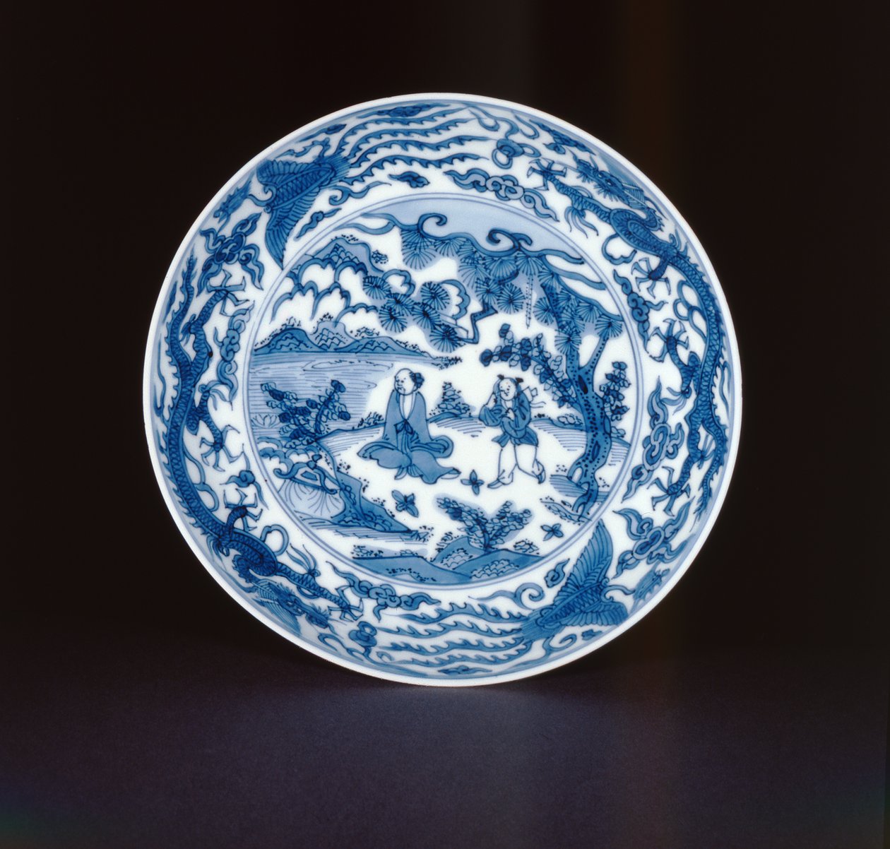Bir adaçayı ve görevli ile boyanmış mavi ve beyaz tabak, Wanli işareti ve dönemi, 1573-90 (porselen) by Chinese School