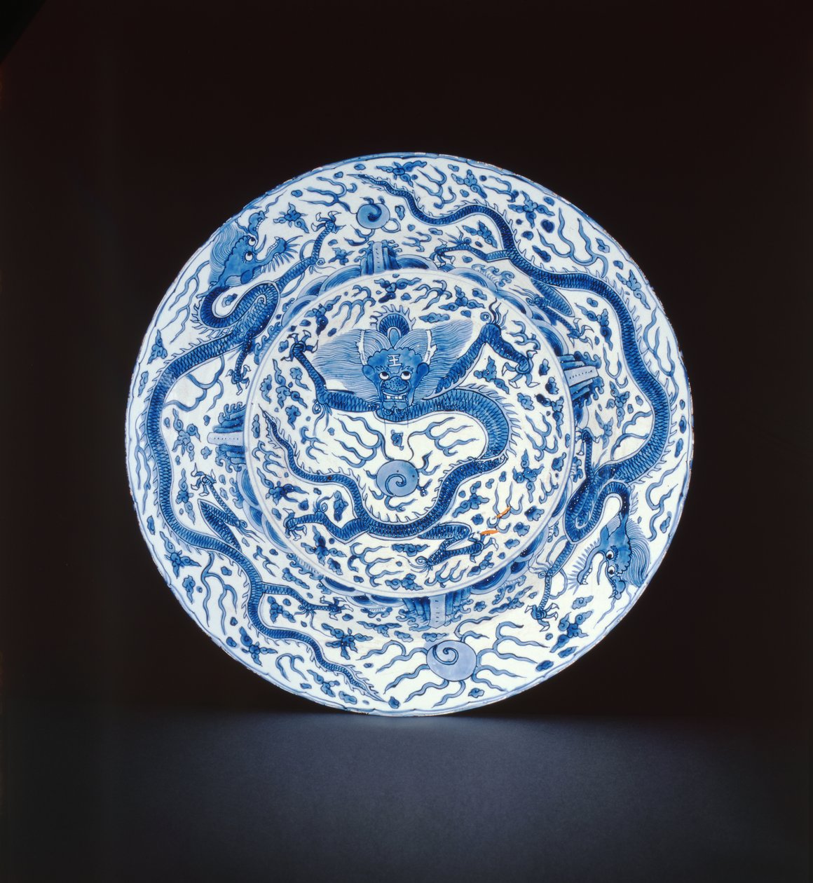 Ejderhalarla boyanmış mavi ve beyaz tabak, Wanli veya Chongzheng, 1600-35 (porselen) by Chinese School