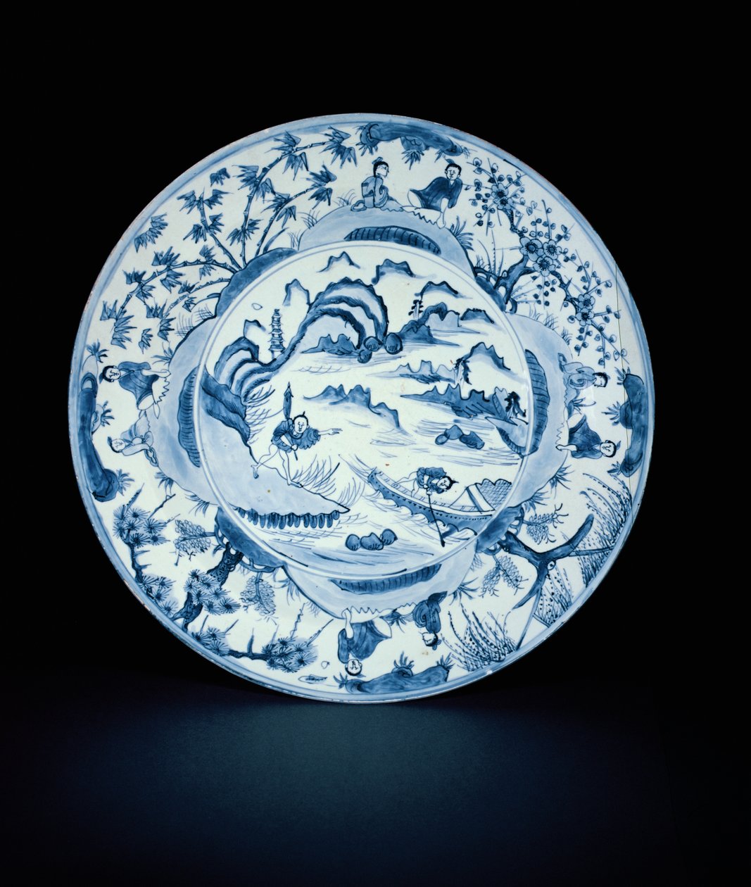 Bir nehir sahnesinde balıkçılarla boyanmış mavi ve beyaz tabak, Tianqi veya Chongzheng, 1620-30 (porselen) by Chinese School