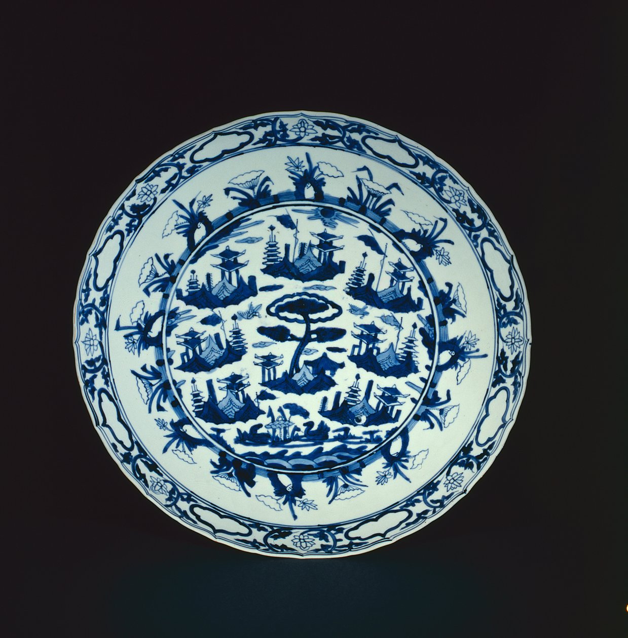 Kayalık adalar ve pavyonlarla boyanmış mavi ve beyaz tabak, Wanli veya Tianqi, 1600-25 (porselen) by Chinese School