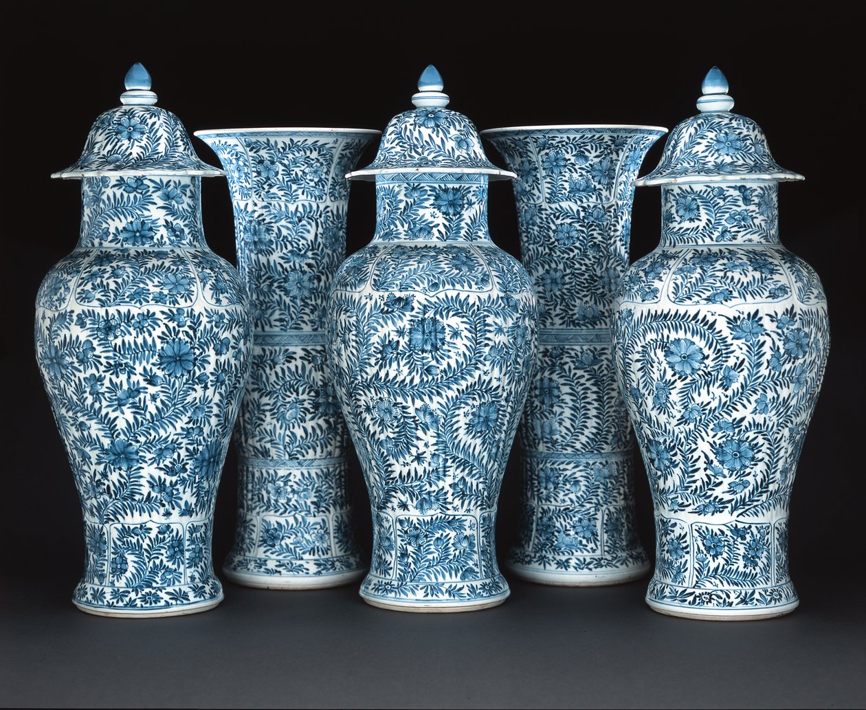 Mavi beyaz garnitür, Kangxi dönemi (1662-1722) (porselen) by Chinese School