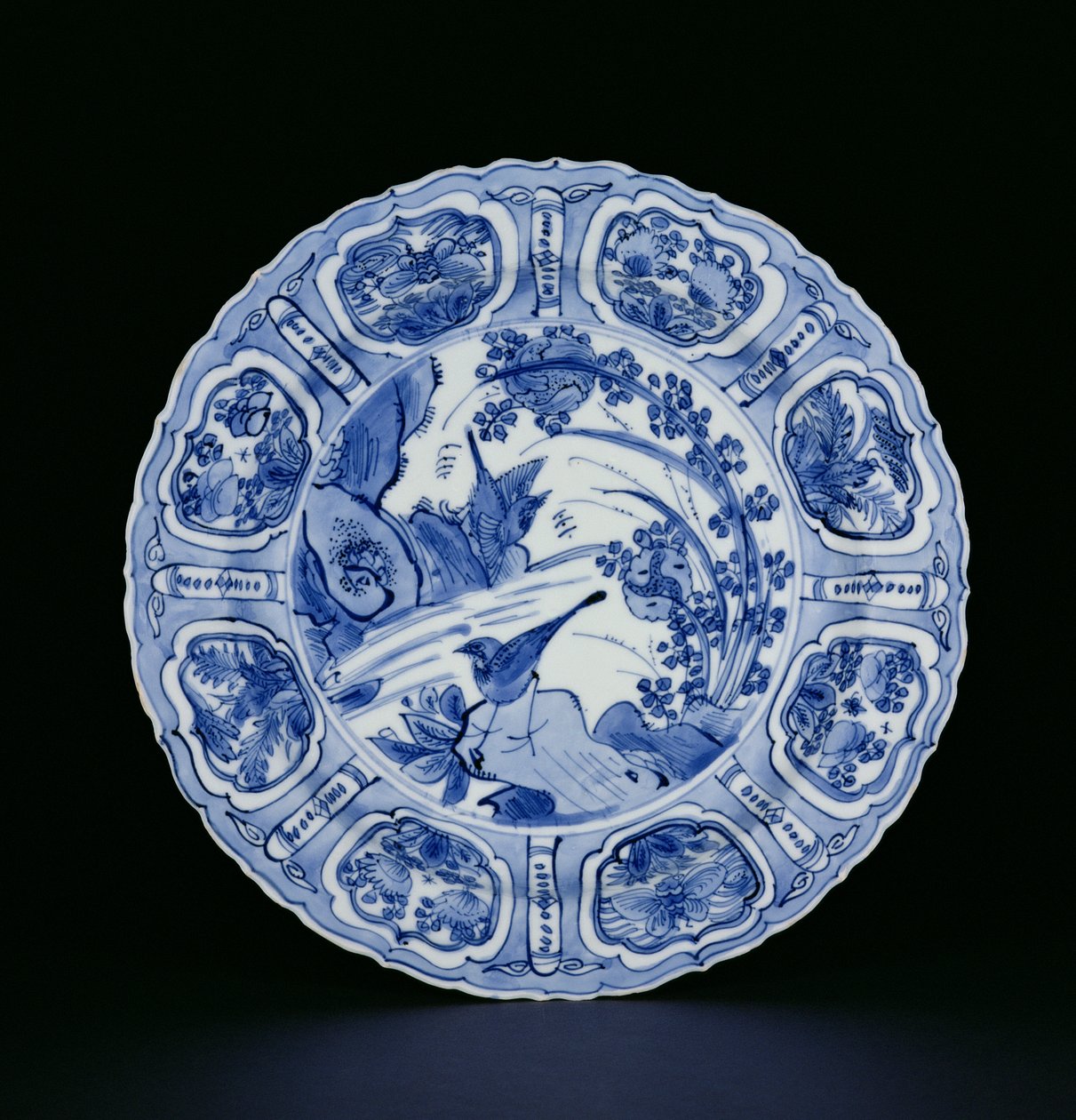 Bir manzarada kuşlarla boyanmış mavi ve beyaz kraak plakası, Ak balıkçıl işareti, Wanli, 1595-1605 (porselen) (bkz. 205991) by Chinese School