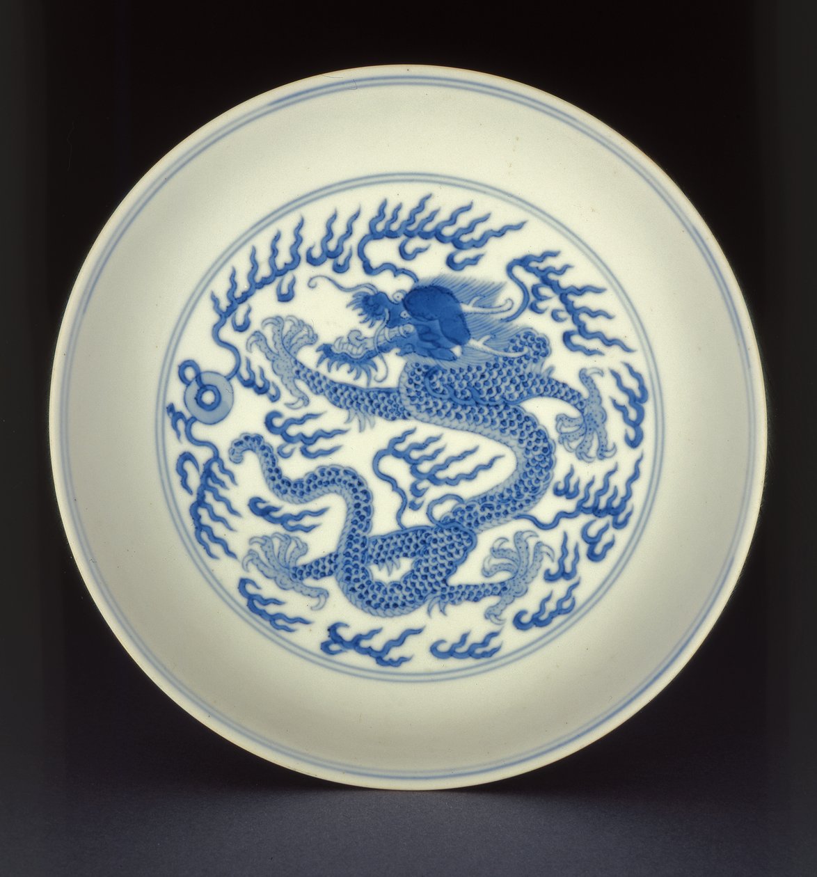 Bir ejderha ile boyanmış mavi ve beyaz porselen tabak, Qianlong işareti ve dönemi, 1736-1795 (porselen) by Chinese School