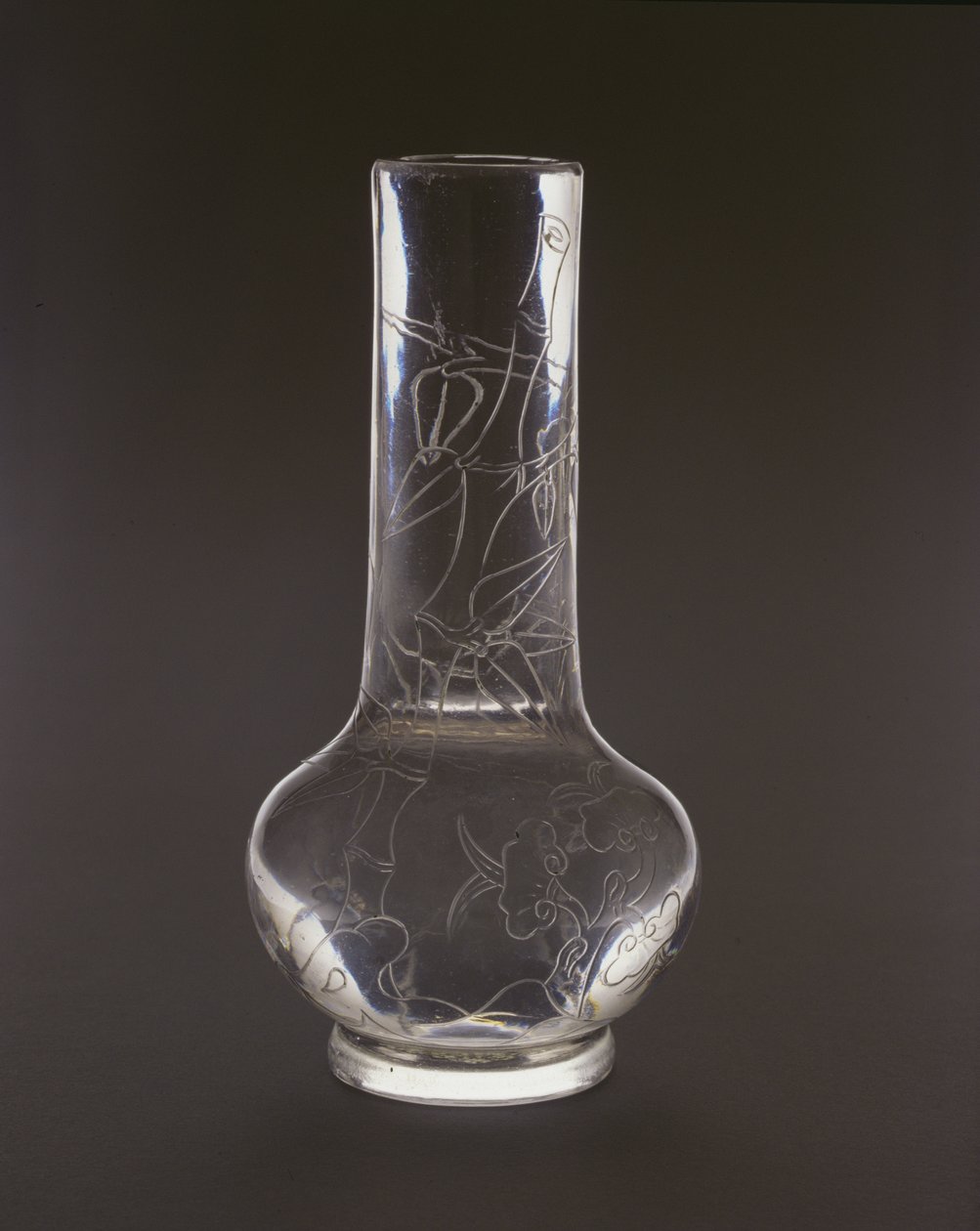 Bambu, lingzhi mantar bitkileri ve kayalarla oyulmuş şişe, Qianlong işareti ve dönemi, 1736-95 (cam) by Chinese School