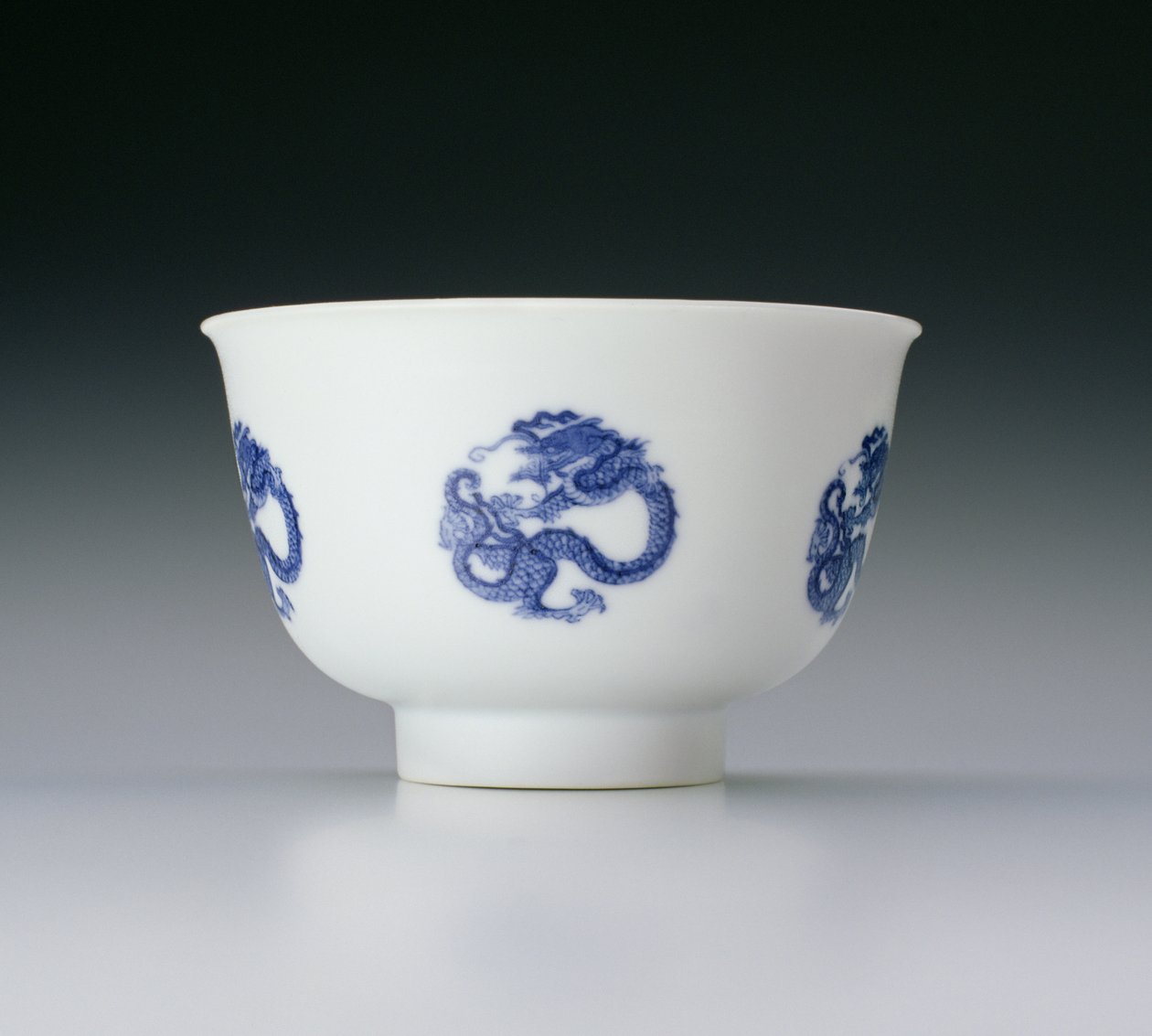 Ejder mermileriyle süslenmiş kase, Kangxi işareti ve 1662-1722 dönemi (mavi sırlı porselen) (ayrıca bkz. 142285) by Chinese School