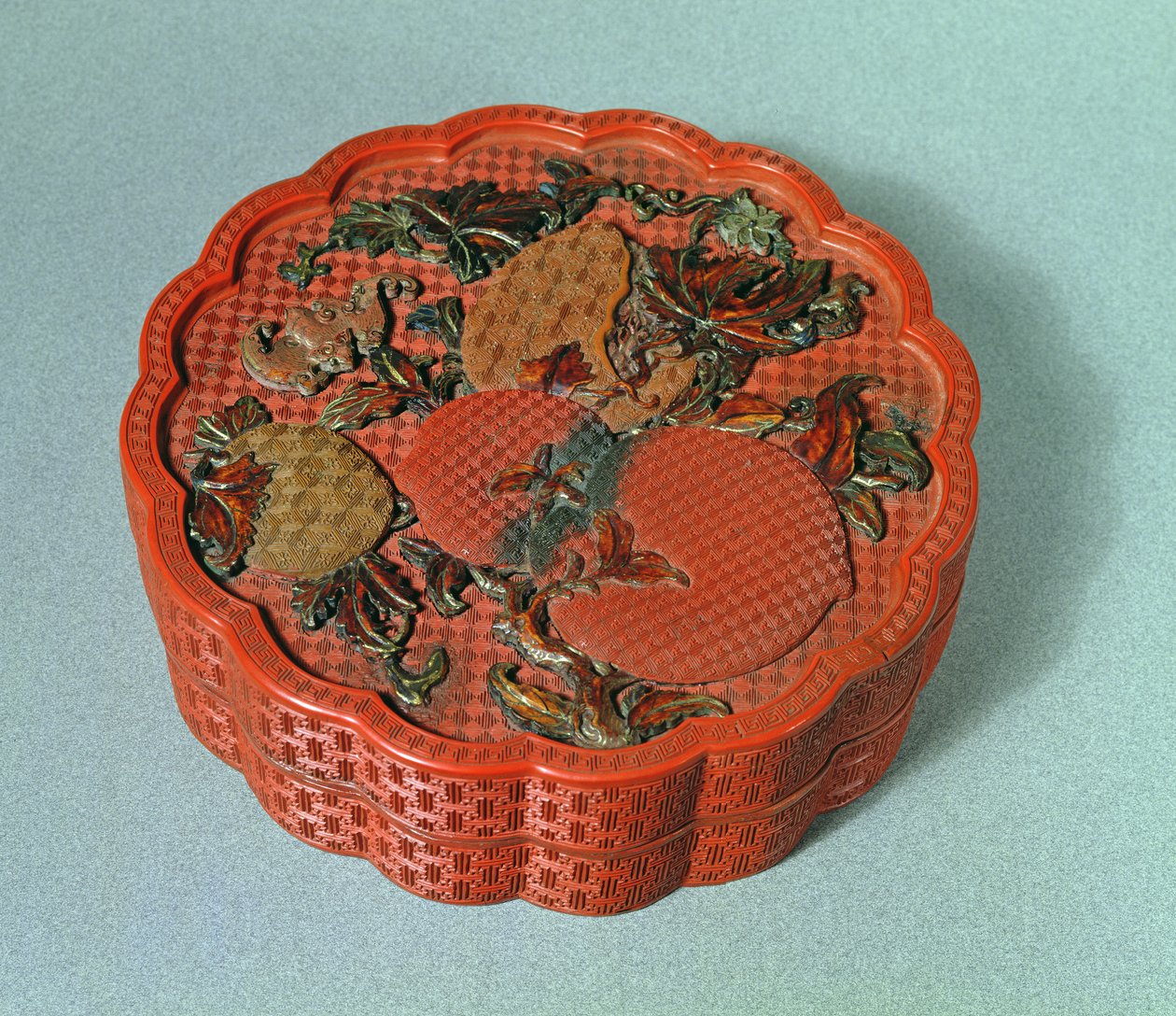 Koyu sarı, yeşil ve kahverengi süslemeli kutu, 18. yüzyıl (zinober cila) by Chinese School