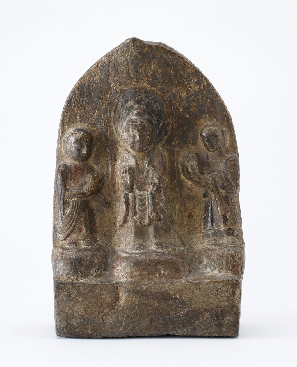 Ayakta duran üç figürü betimleyen Budist tablet, Bölünme Dönemi, MS 536 by Chinese School