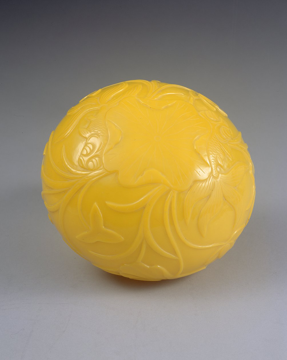 Oyma kase, Qianlong dönemi (1736-95) (renkli cam) (ayrıca bkz. 272124) by Chinese School