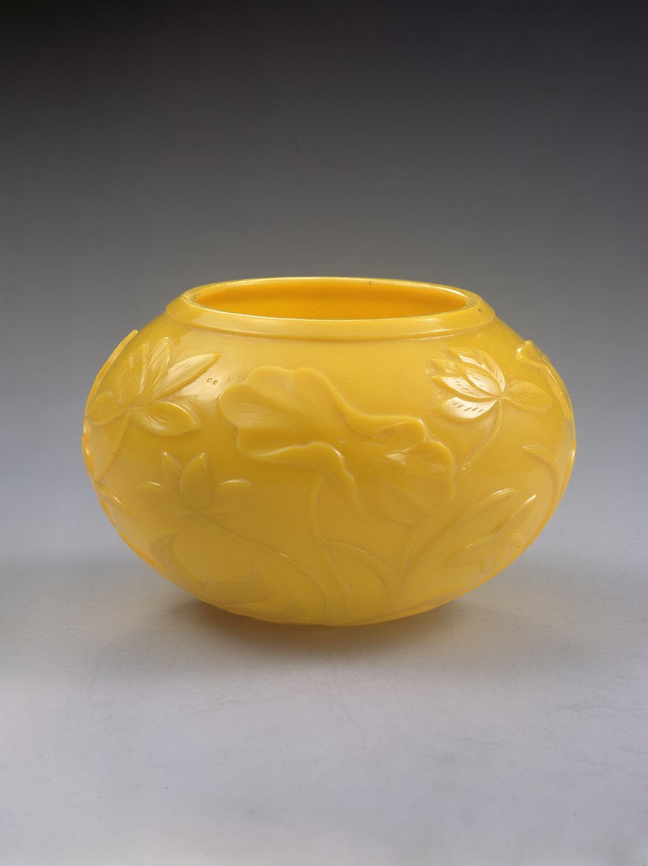 Oyma kase, Qianlong dönemi (1736-95) (renkli cam) (ayrıca bkz. 272125) by Chinese School