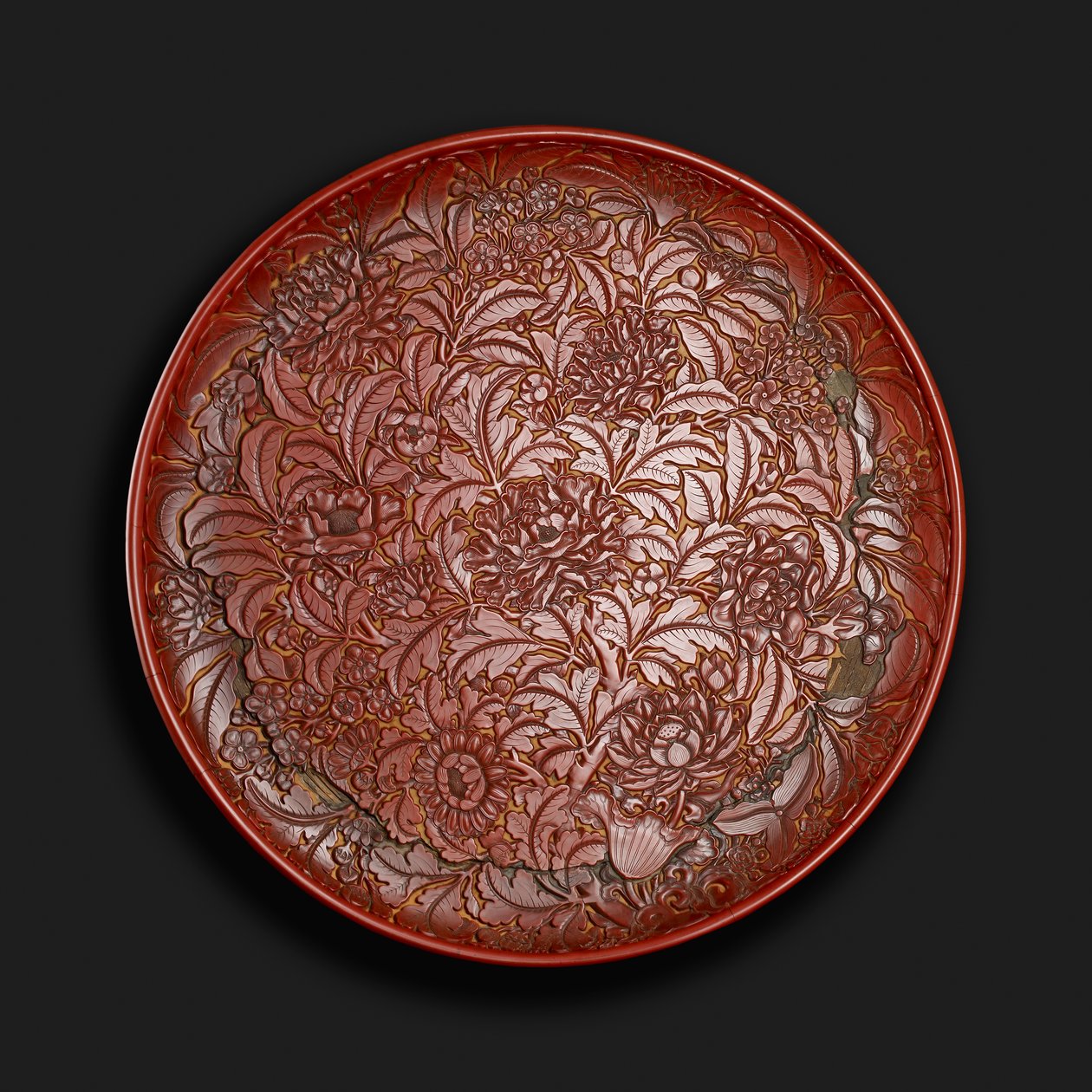 Tabanda Xuande (1426-36) işaretini taşıyan oymalı tabak, Çince (ahşap üzerine kırmızı cila) by Chinese School