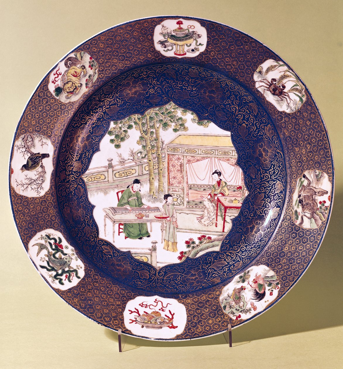 Müzik sahneli dairesel çanak, Kangxi Dönemi (1662-1722) (porselen) by Chinese School