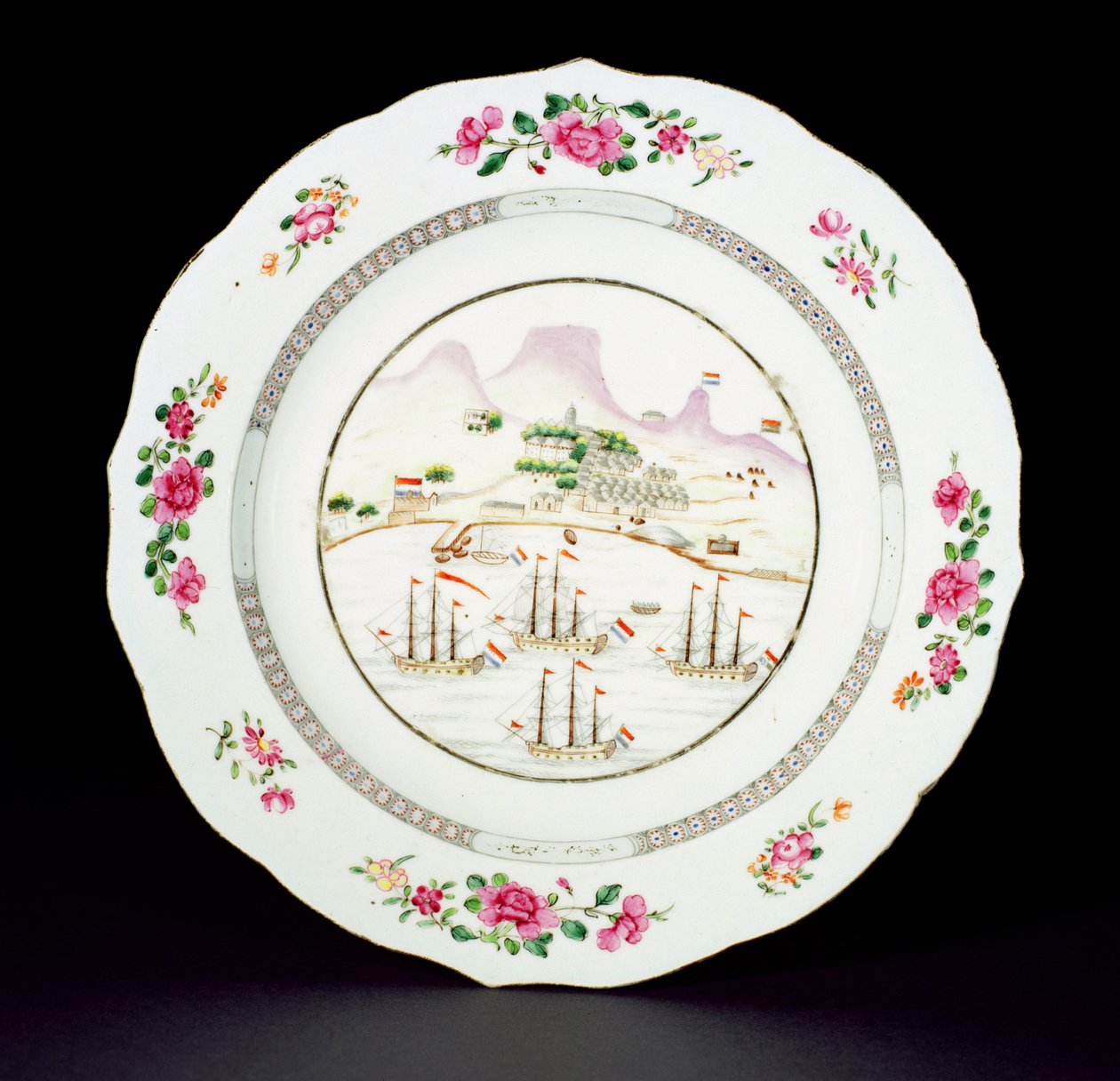 Masa Dağı ve Ümit Burnu açıklarında Hollanda bayrağını dalgalandıran dört gemiyi gösteren aile gülü emayelerle boyanmış yemek tabağı, Qianlong dönemi (1736-95) c.1770 (porselen) by Chinese School