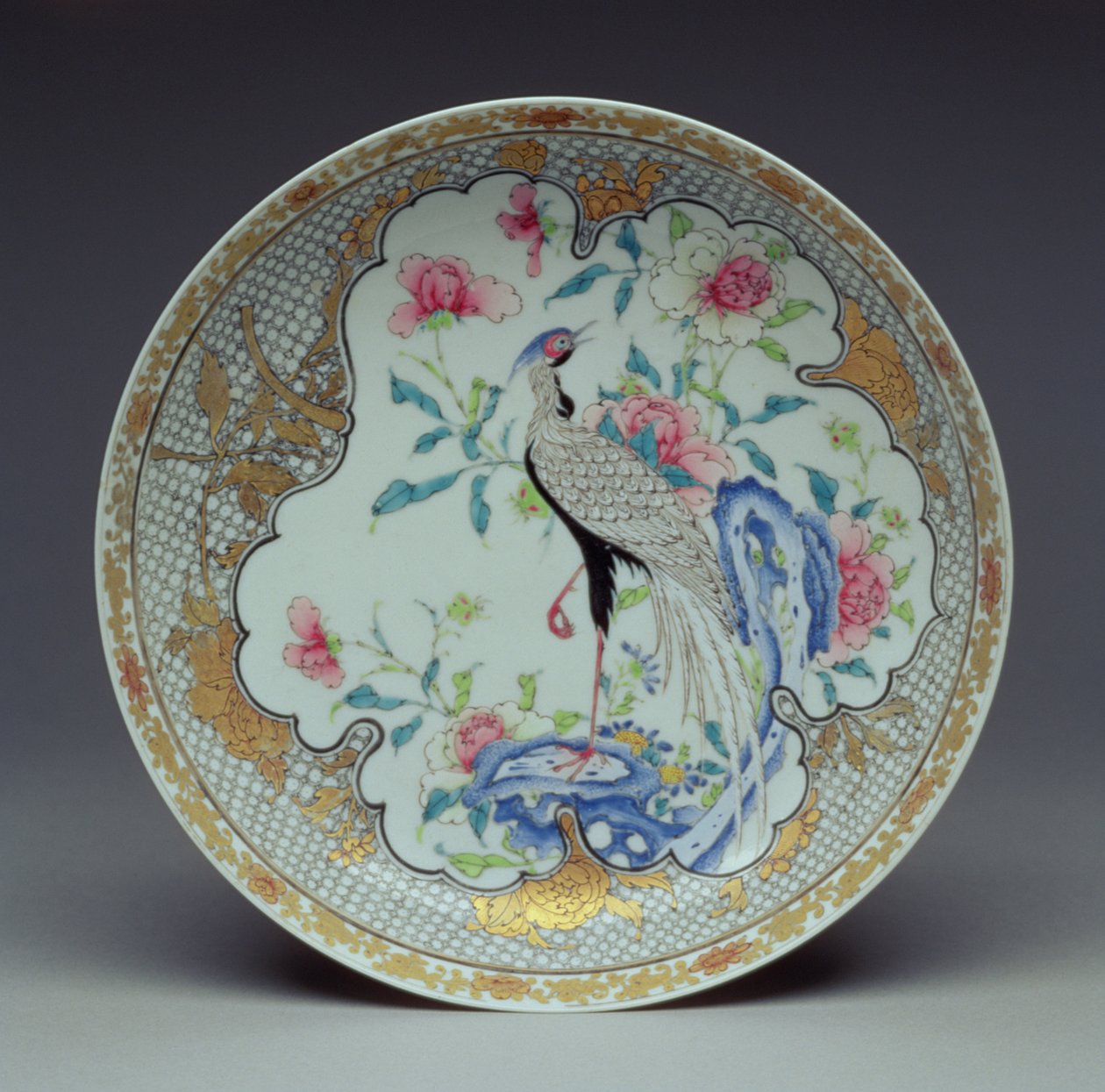 Uzun kuyruklu bir kuş, kayalar ve çiçeklerle boyanmış tabak, Yongzheng Dönemi, 1725-35 (yumurta kabuğu porseleni) by Chinese School