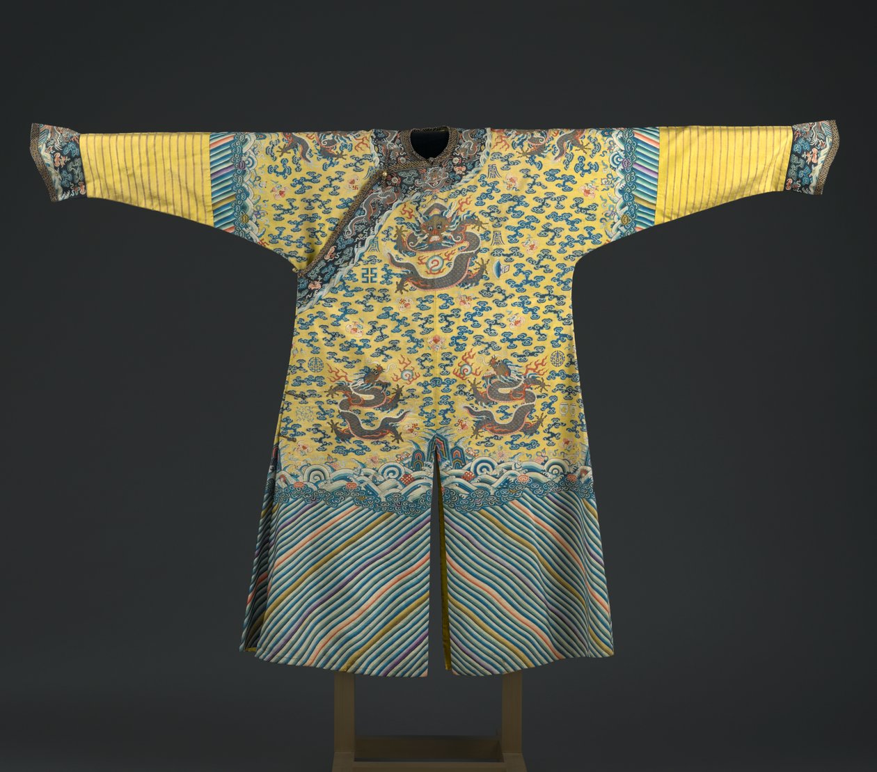 Düğmeli imparator cübbesi (tekstil) by Chinese School