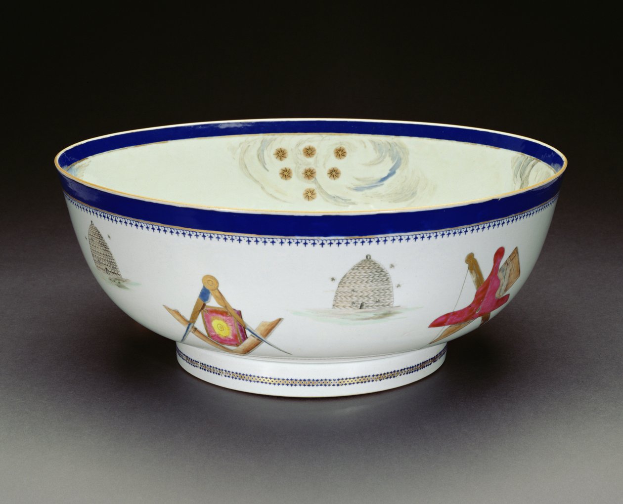 Famille Rose Export Masonik Kase, Qianlong dönemi, 1736-95 (porselen) (ayrıca bkz. 133044 ve 133046) by Chinese School