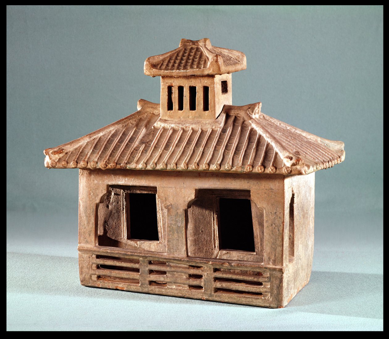 Bir evin cenaze modeli, Han Hanedanlığı (MÖ 206-MS 220) (pişmiş toprak) by Chinese School