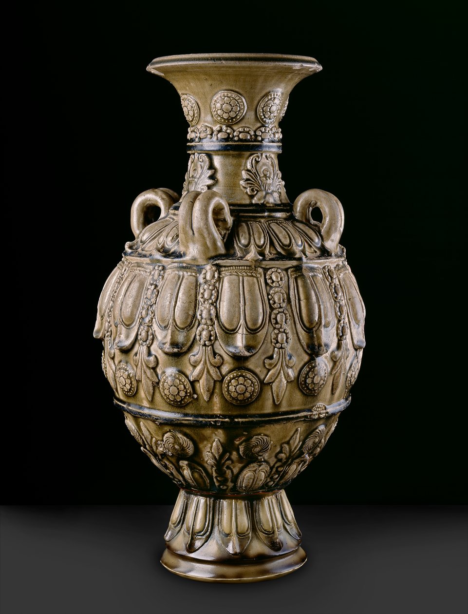 Kalıplanmış süslemeli yeşil kavanoz, Yue Kikn bölgesi, Altı Hanedan Dönemi (seramik) by Chinese School