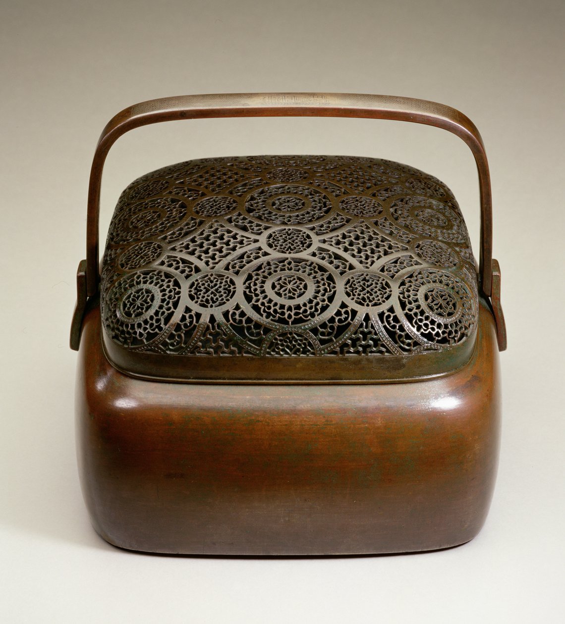 Handwarmer, Chia-hsing, Chekiang, Ming hanedanlığında Tsui-li Wang Feng-chiang tarafından yapılmıştır (dövülmüş ve delinmiş bakır) by Chinese School