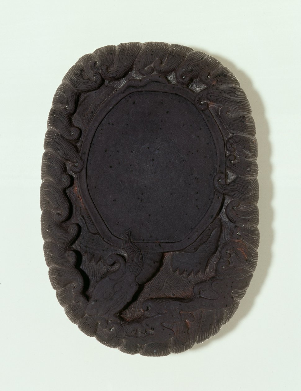 Dalgalar arasında büyük efsanevi Lo-shu kaplumbağası olarak oyulmuş mürekkeptaşı, muhtemelen Ming hanedanı (gri tuan taşı) (sualtı) (ayrıca bkz. 142695-6) by Chinese School
