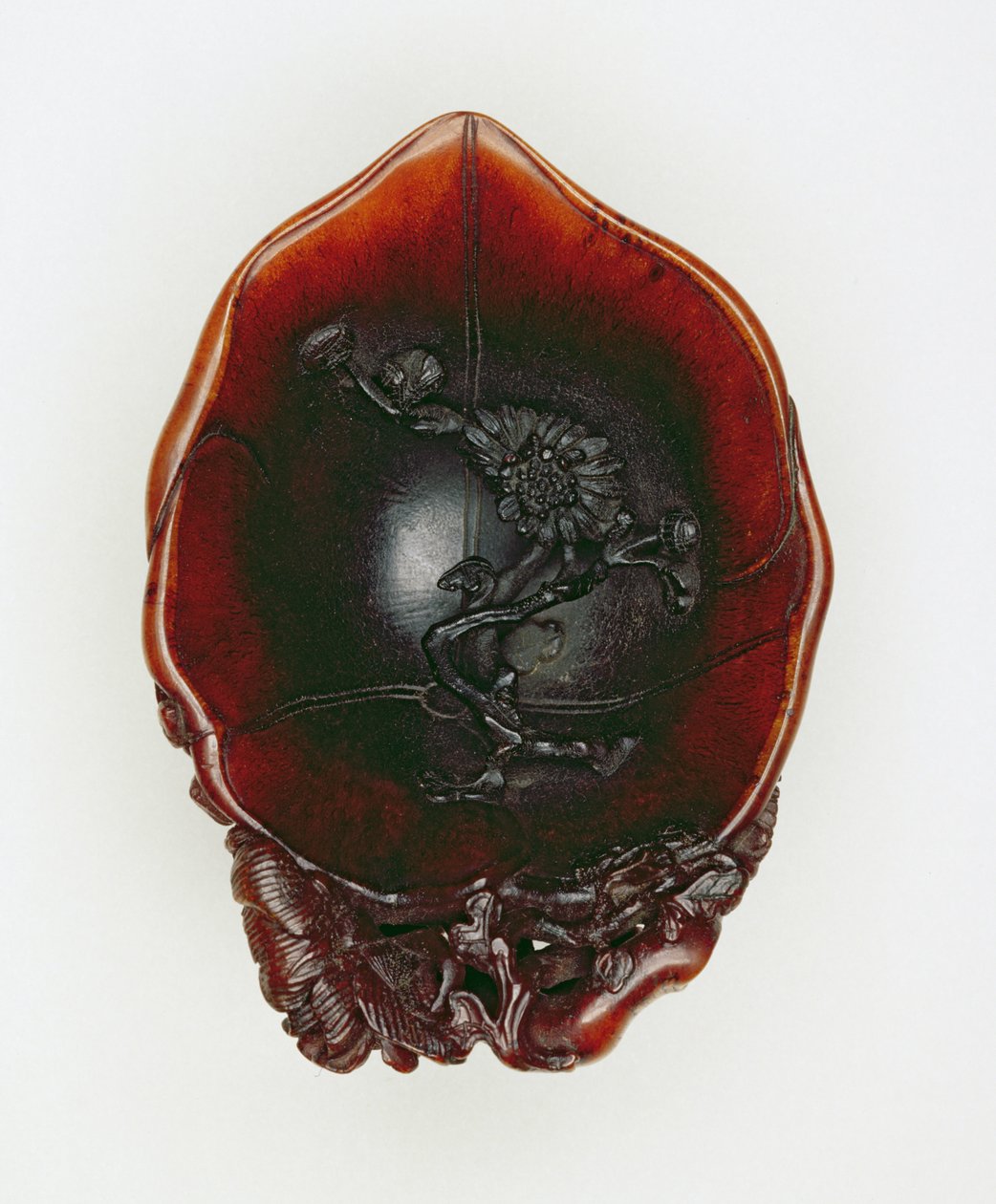 Libation cup, Qianlong dönemi 1736-95 (oymalı gergedan boynuzu) (bkz. 142653-5 & 142692) by Chinese School