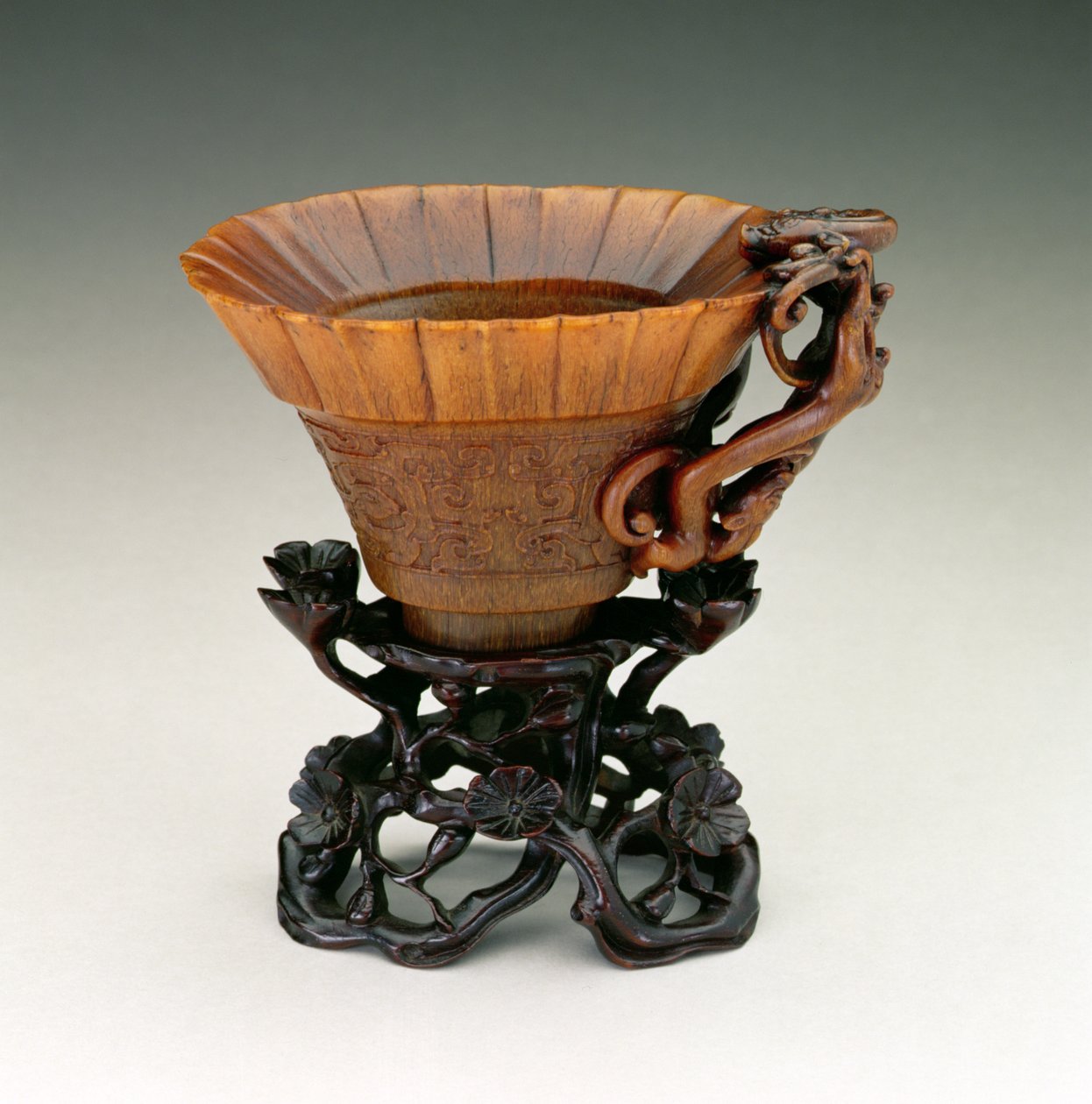 Libation kupası, Qianlong dönemi 1736-95, Ching hanedanı, Çin, 17. yüzyıl ortası (oymalı gergedan boynuzu) (bkz. 142638, 142654-5) by Chinese School