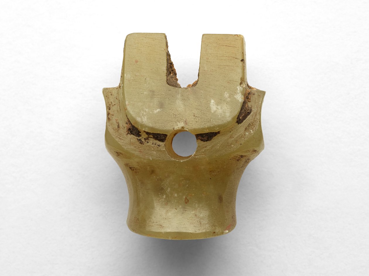 Sığır başı şeklinde kolye, elden geçirilmiş, MÖ 1100-1000 civarı by Chinese School
