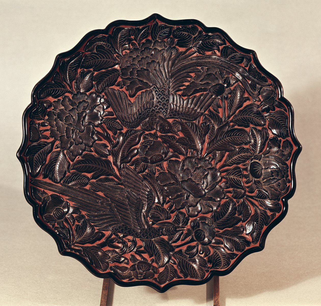 Yuan Hanedanlığı (1271-1368) (cilalı ahşap) çiçek motifli ve iki kuşlu tabak by Chinese School