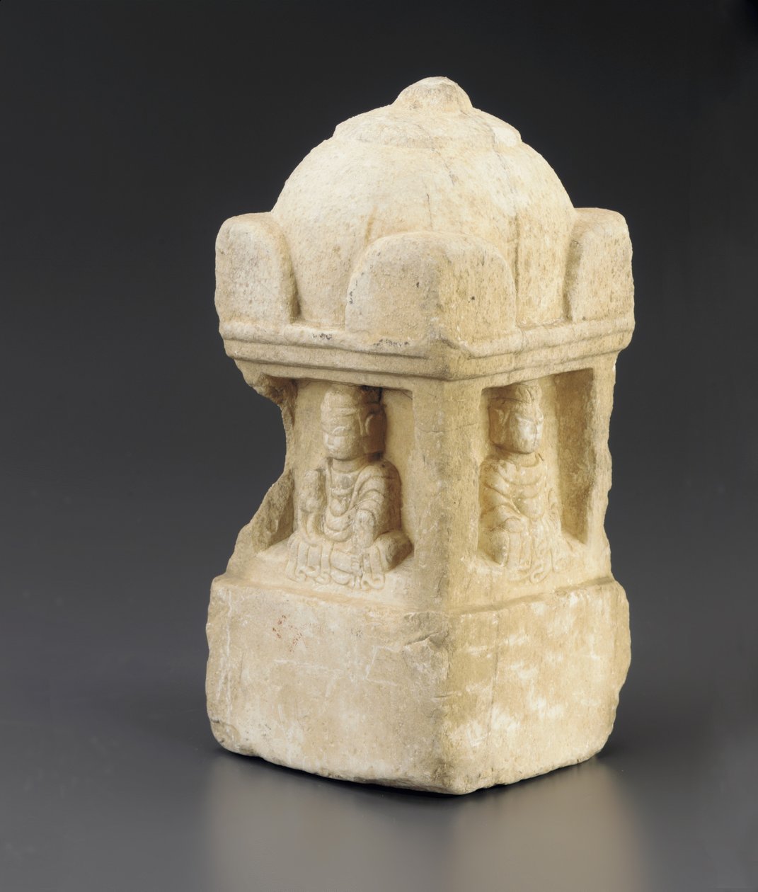 Küçük stupa, kubbeli çatı ve 4 yüzün hepsinde girintileri işgal eden Budist figürler, kare kaide, Bölünme Dönemi, 557-581 by Chinese School