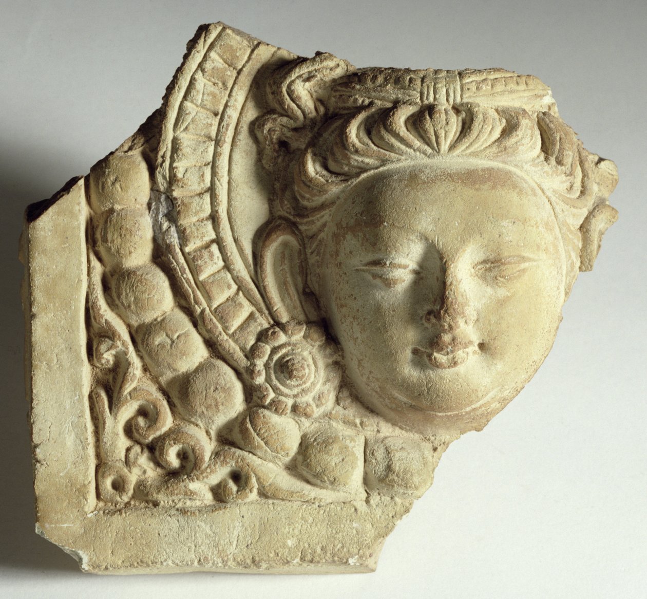 Bodhisattva başlı karo, Mingoi, 6-7. yüzyıl (sıva) by Chinese School