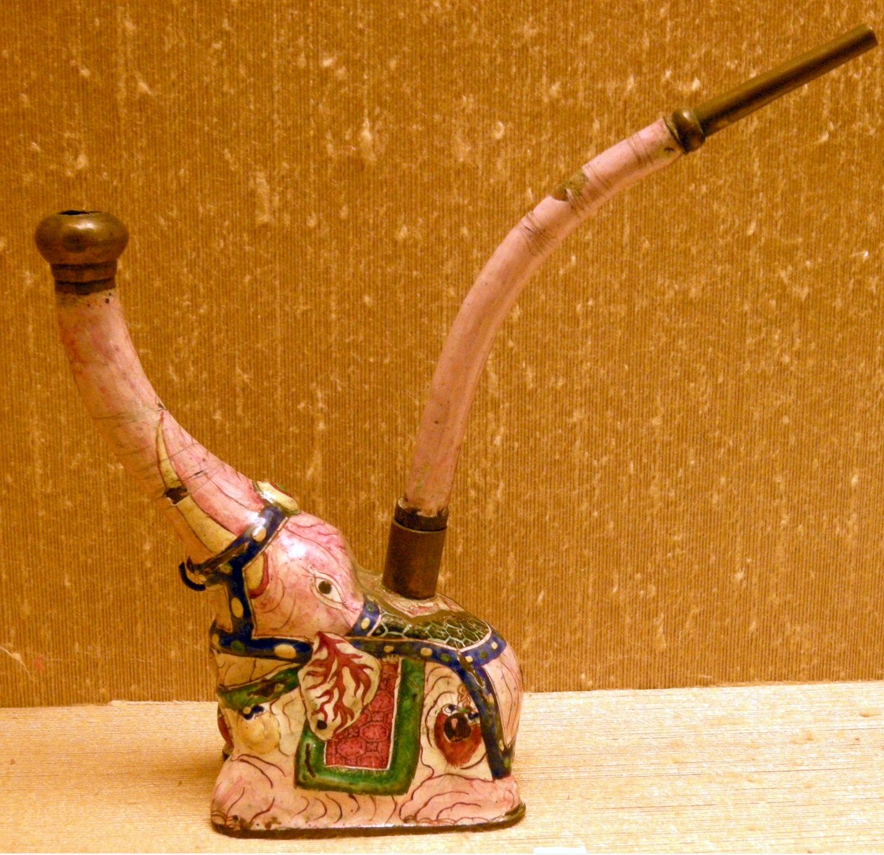 Fil şeklinde nargile (toprak kap) by Chinese School