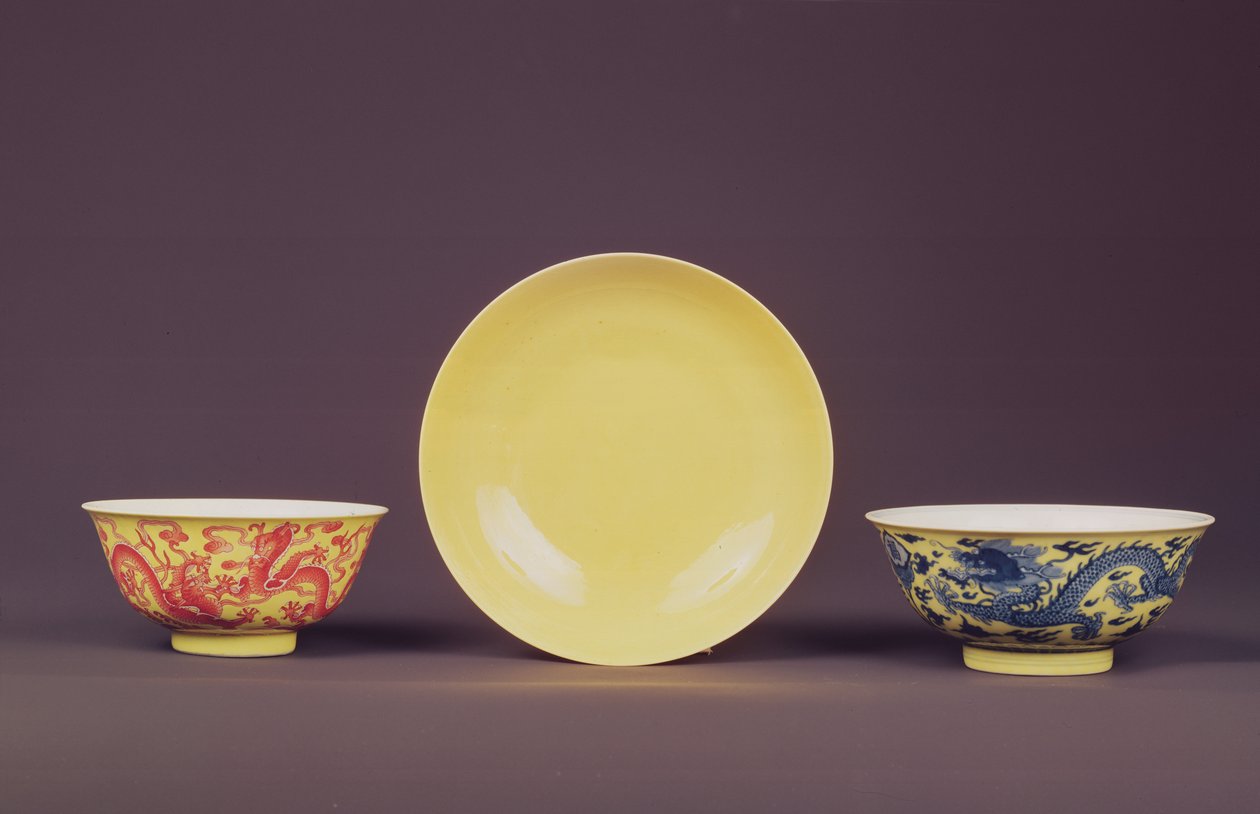 Rouge-de-fer ejderhalı sarı kase, Chien Lung dönemi (1736-95) (seramik) by Chinese School