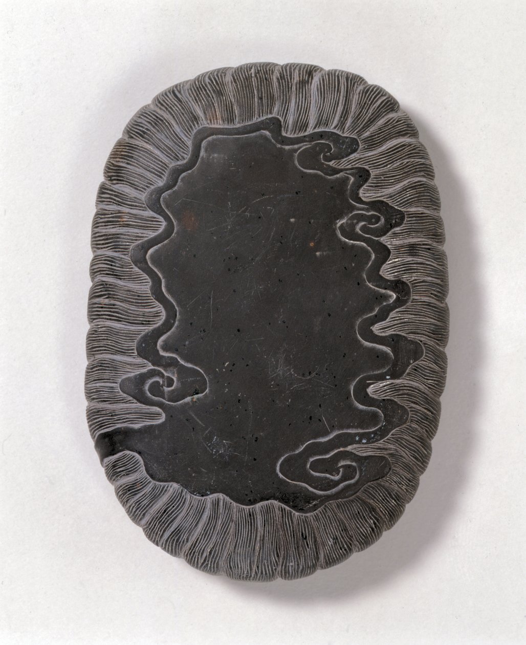 Dalga desenleriyle oyulmuş mürekkeptaşı, muhtemelen Ming hanedanı (gri tuan taşı) (alt taraf) (bkz. 142695) by Chinese School Chinese School