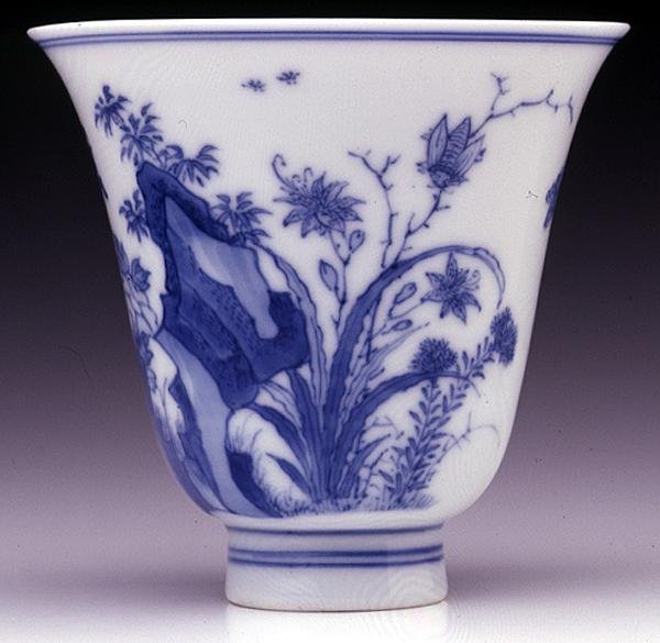 Yarı yumurta kabuğu beher kabı, Kangxi işareti ve 1662-1722 dönemi (mavi sırlı porselen) (bkz. 142559 ve alt taraf 142558) by Chinese School Chinese School