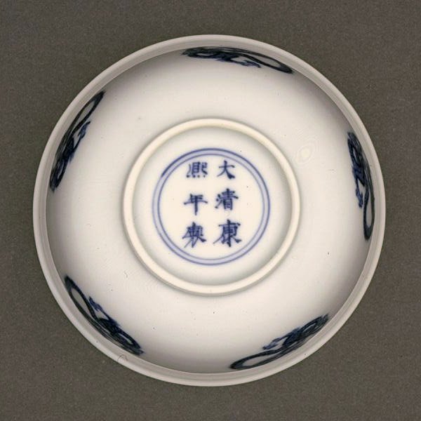 Bir Kasenin altı, Kangxi işareti ve 1662-1722 dönemi (mavi sırlı porselen) (ayrıca bkz. 142284) by Chinese School Chinese School