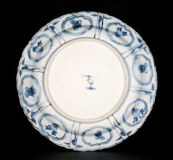 Mavi ve beyaz bir kraak tabağının alt tarafı, Ak balıkçıl işareti, Wanli, 1595-1605 (porselen) (bkz. 205990) by Chinese School Chinese School