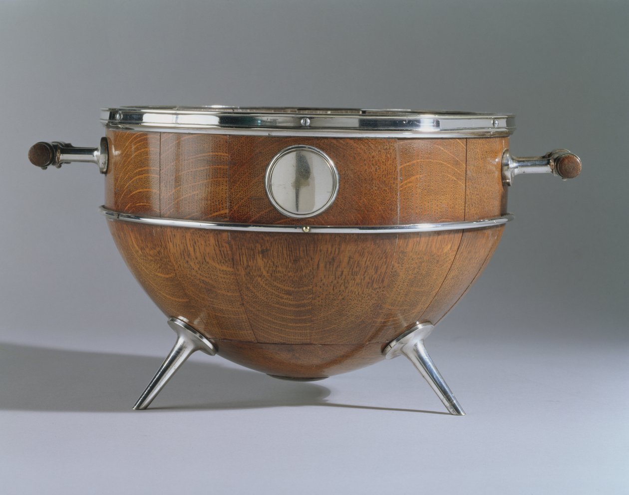 Kase, 1880 (dörde bölünmüş meşe, elektrolizle kaplanmış gümüş ve cam) by Christopher Dresser