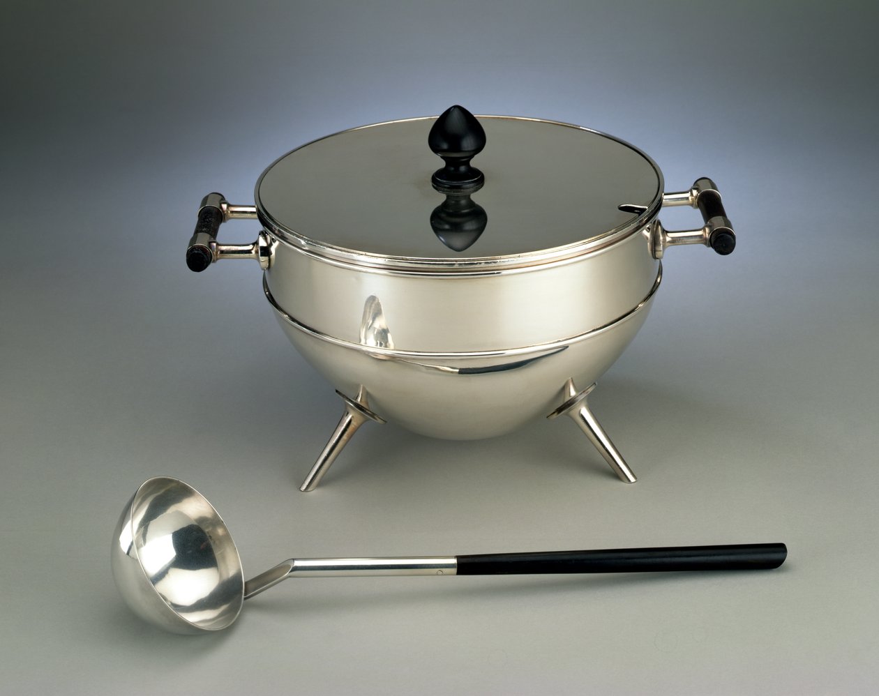 Çorba kasesi ve kepçe, Hukin & Heath, 1880 tarafından üretildi (elektrolizle ve ebonize ahşap) by Christopher Dresser
