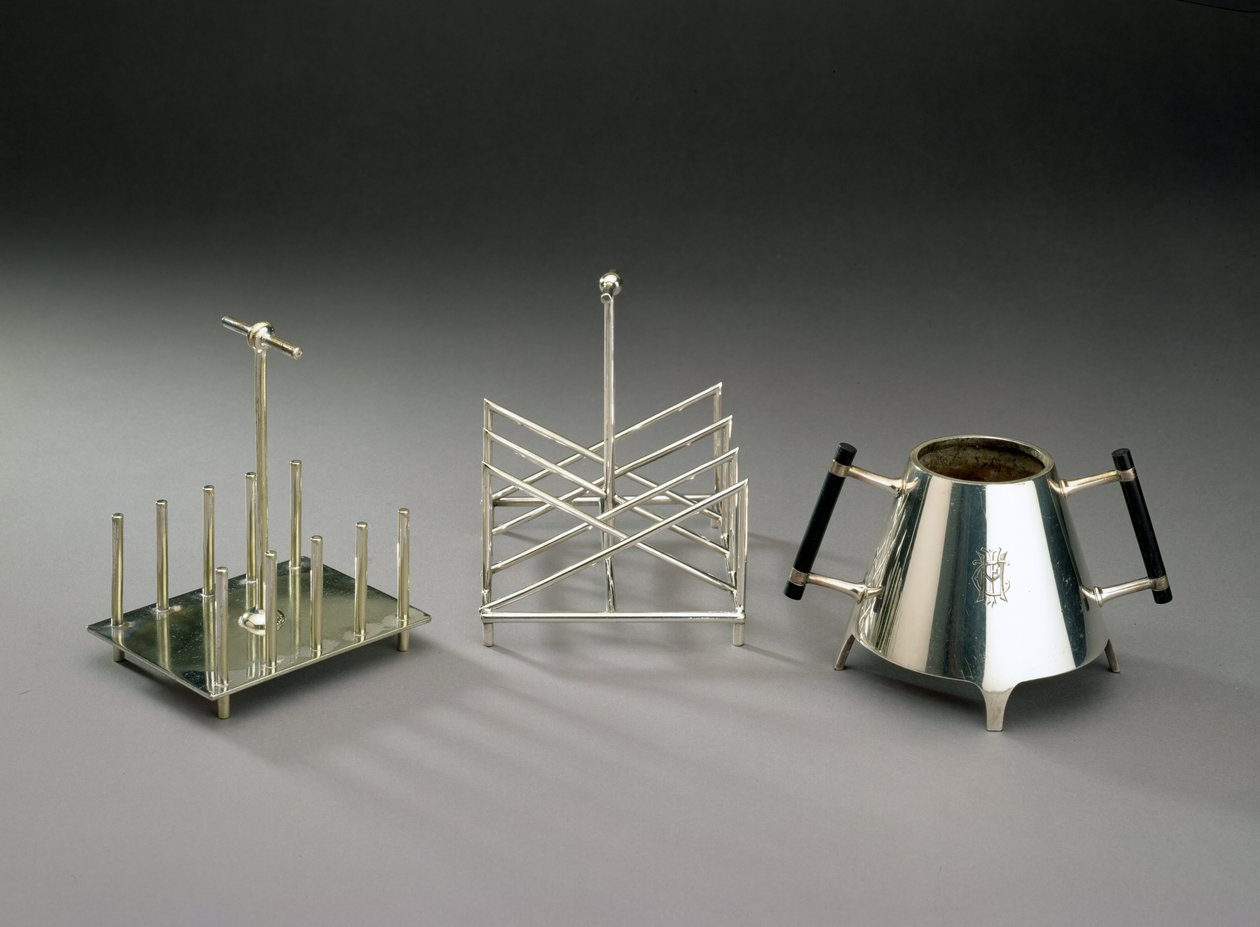 Dik destekli tost rafı, Hukin & Heath, 1878 tarafından üretilmiştir (ayrıntılar için bkz. 46533); Elkington & Co., c.1875-88 tarafından imal edilen üçgen kesitli tost rafı; ebonized ahşap h ile şekerlik by Christopher Dresser