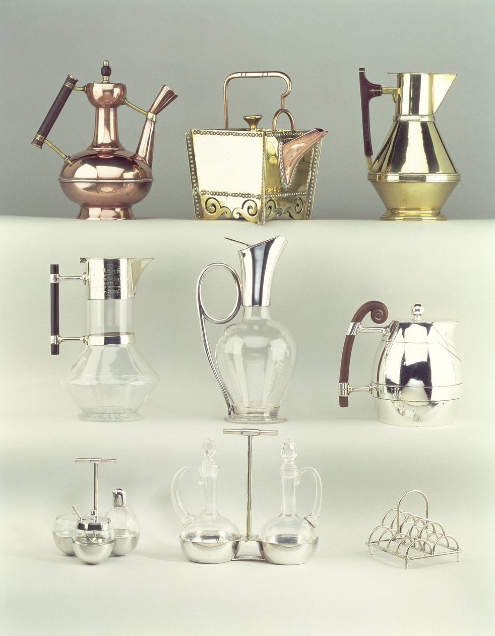 Üst, L-R: Oriental Cezve, Benham & Froud, c.1888 (pirinç, bakır ve ahşap); Japon Perçinli Kare Çaydanlık, Benham & Froud, c.1888 (bakır ve pirinç); Bordo Sürahi, Richard Perry, Son & Co., 1880 dolayları by Christopher Dresser