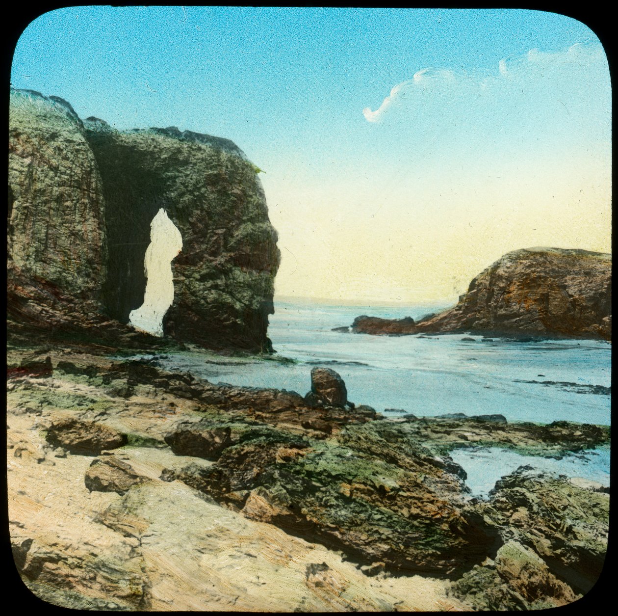 Perran Beach, Cornwall, 19. yüzyılın sonları veya 20. yüzyılın başlarında kaya kemeri by Church Army Lantern Department