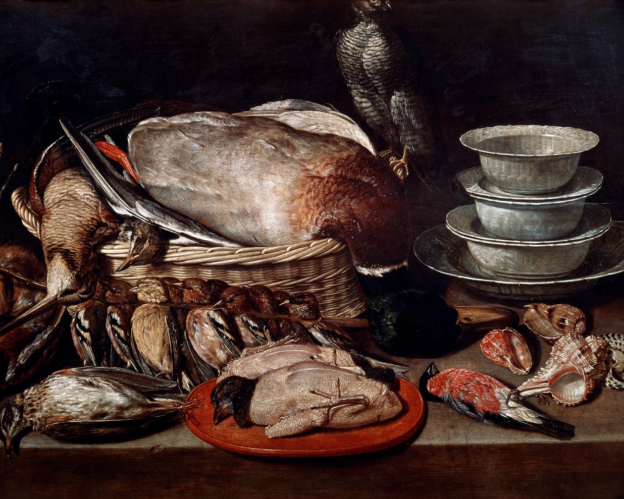 Kuşlar, deniz kabukları ve çanak çömlek gösteren natürmort by Clara Peeters