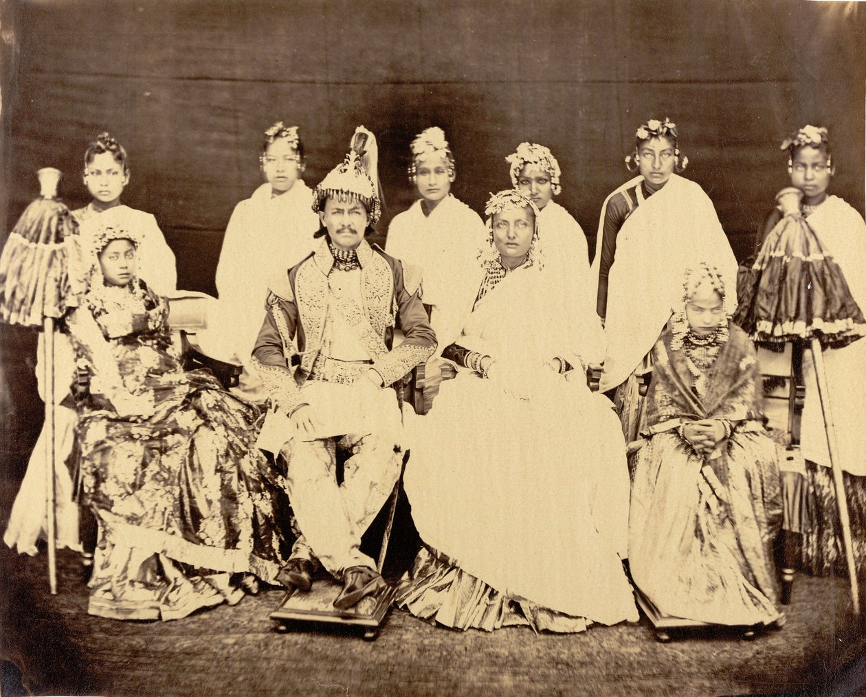 Jung Bahadoor, asıl karısı, 2 kızı ve köle kızlarıyla birlikte by Clarence Comyn Taylor