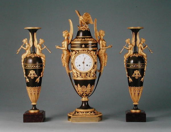 Bir Empire Vazo Saat ve Bir Çift Sarkıt Vazo, c.1810 (patine bronz ve ormolu) by Claude (attr. to) Galle