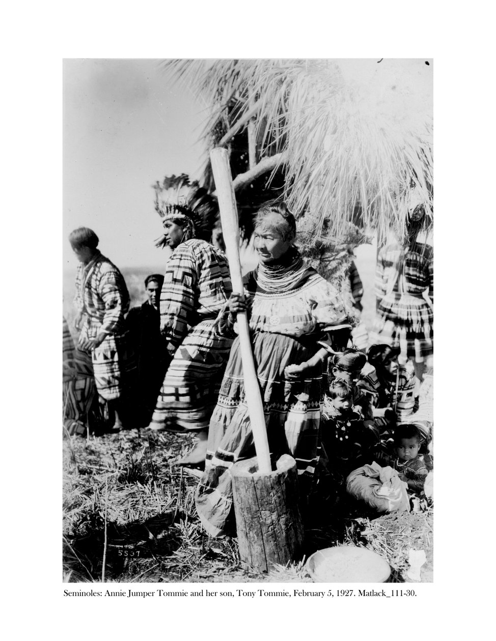 Annie Jumper Tommie havan ve havaneli kullanarak mısır unu ve oğlu Tony Tommie, kartal tüyü bir bone takmış, 5 Şubat 1927 by Claude C. Matlack