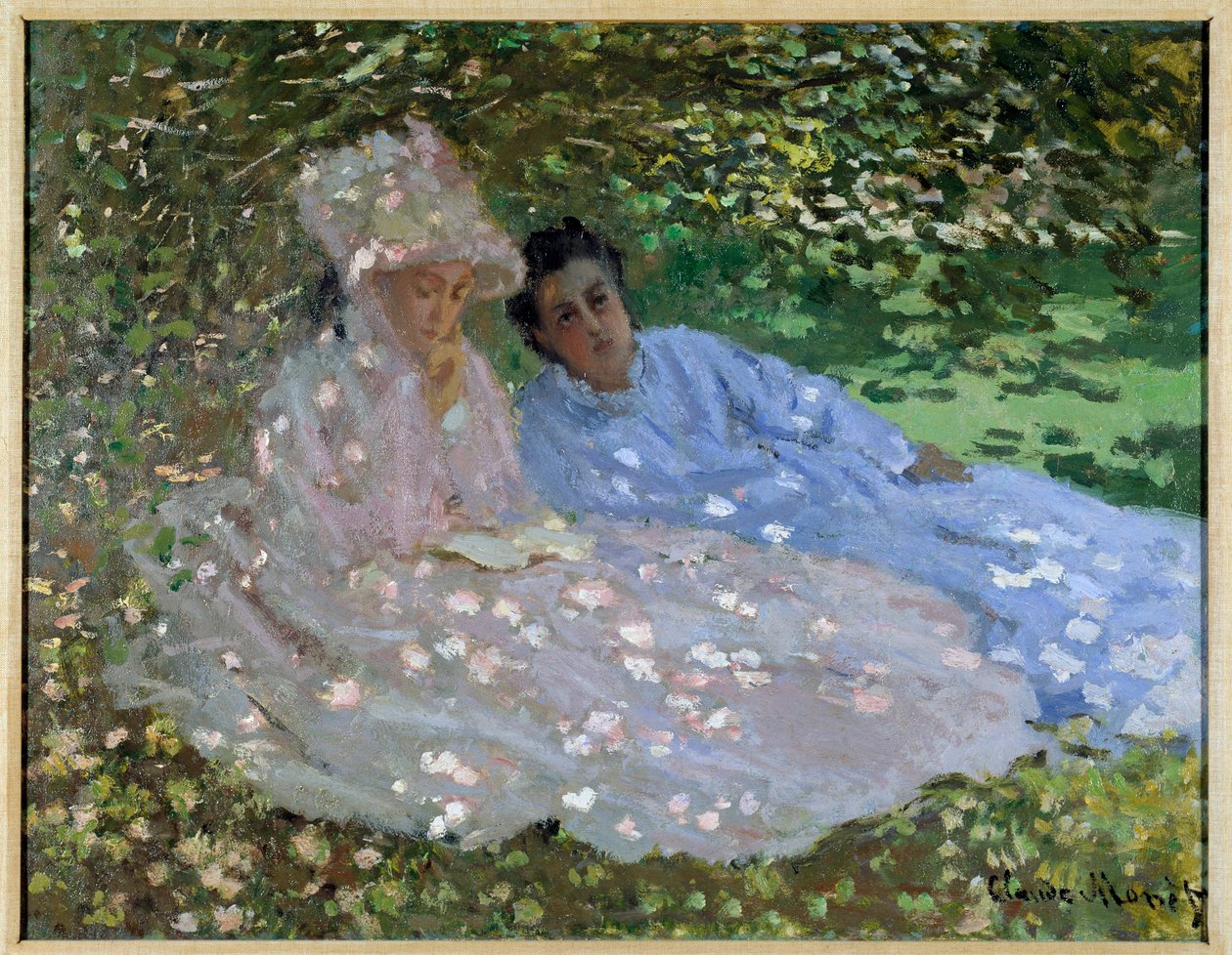 Bayan Monet ve bahçede bir arkadaş. Bir ağacın gölgesinde oturan iki kadın. Claude Monet