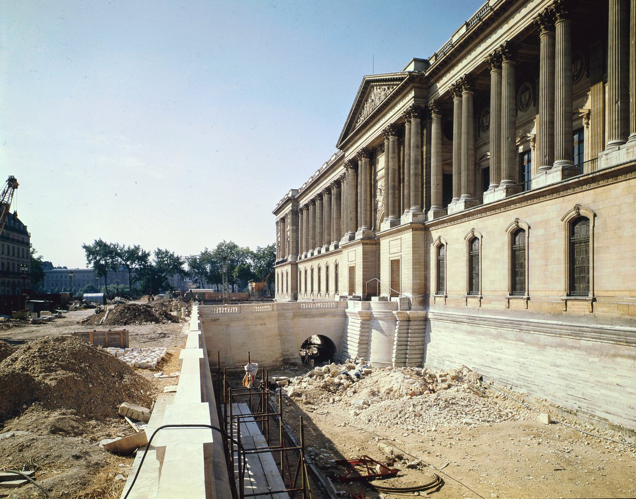Restorasyon sırasında fotoğraflanan Louvre sütun dizisi, 8 Eylül 1966 by Claude Perrault