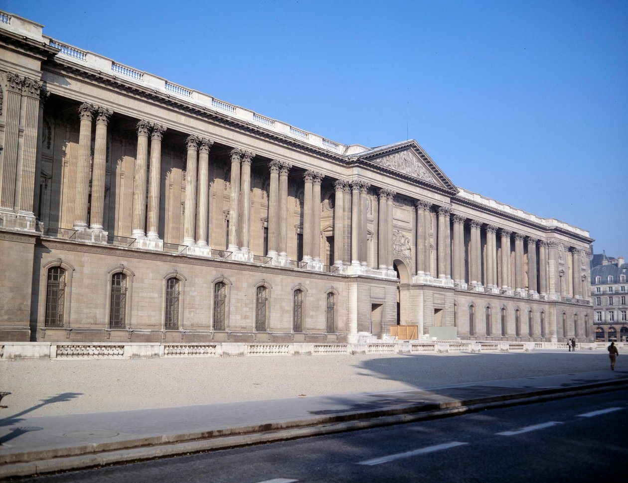 Palais du Louvre ve kolonadların görünümü. Mimar Claude Perrault (1613-1688) tarafından düzenlendi by Claude Perrault