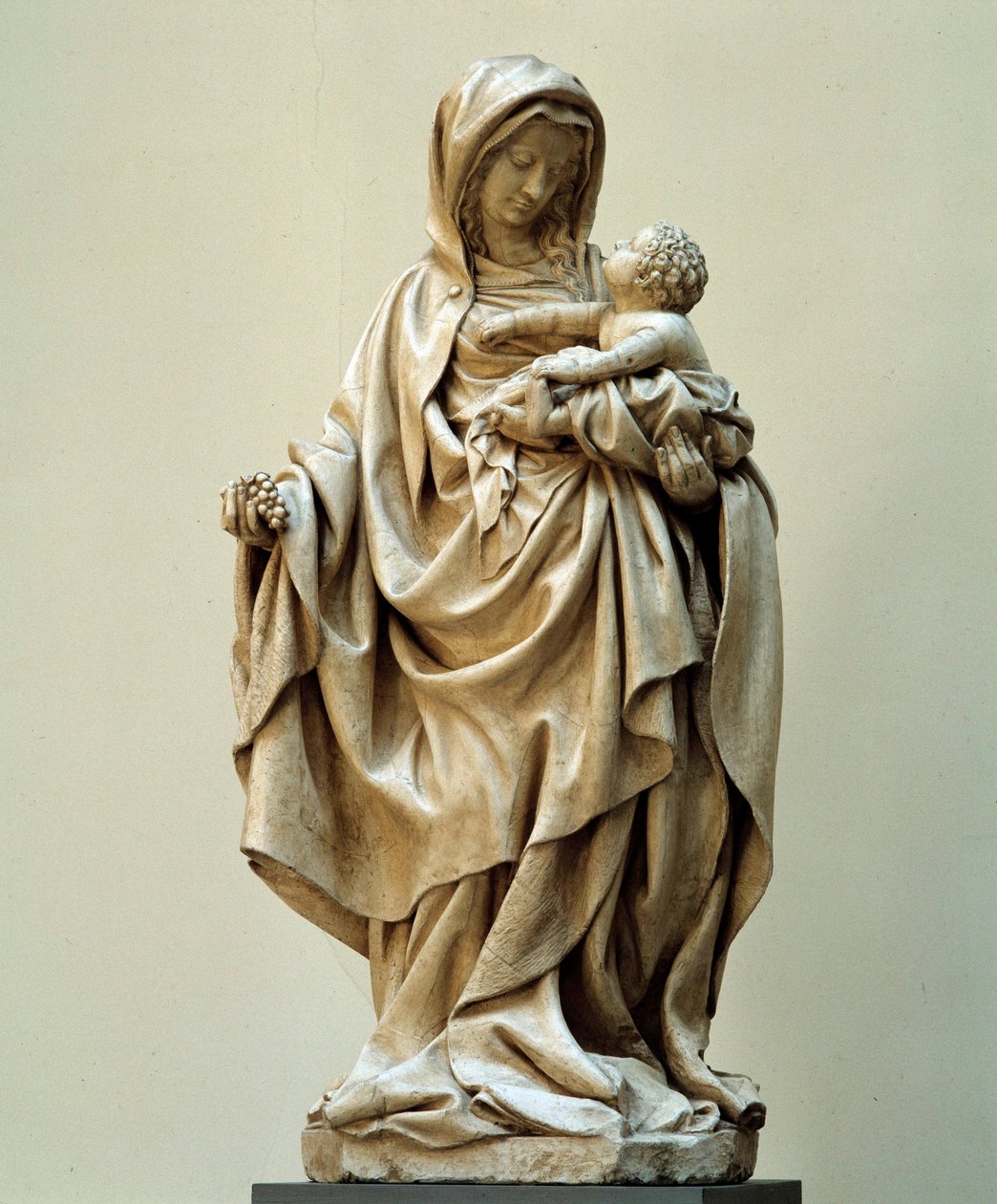 Claus Sluter Okulu'ndan Claus de Werve'ye (1380-1439) atfedilen Üzümlü Bakire heykeli. 15. yüzyıl. Auxonne Kilisesi (Cote d'Or). by Claus de Werve