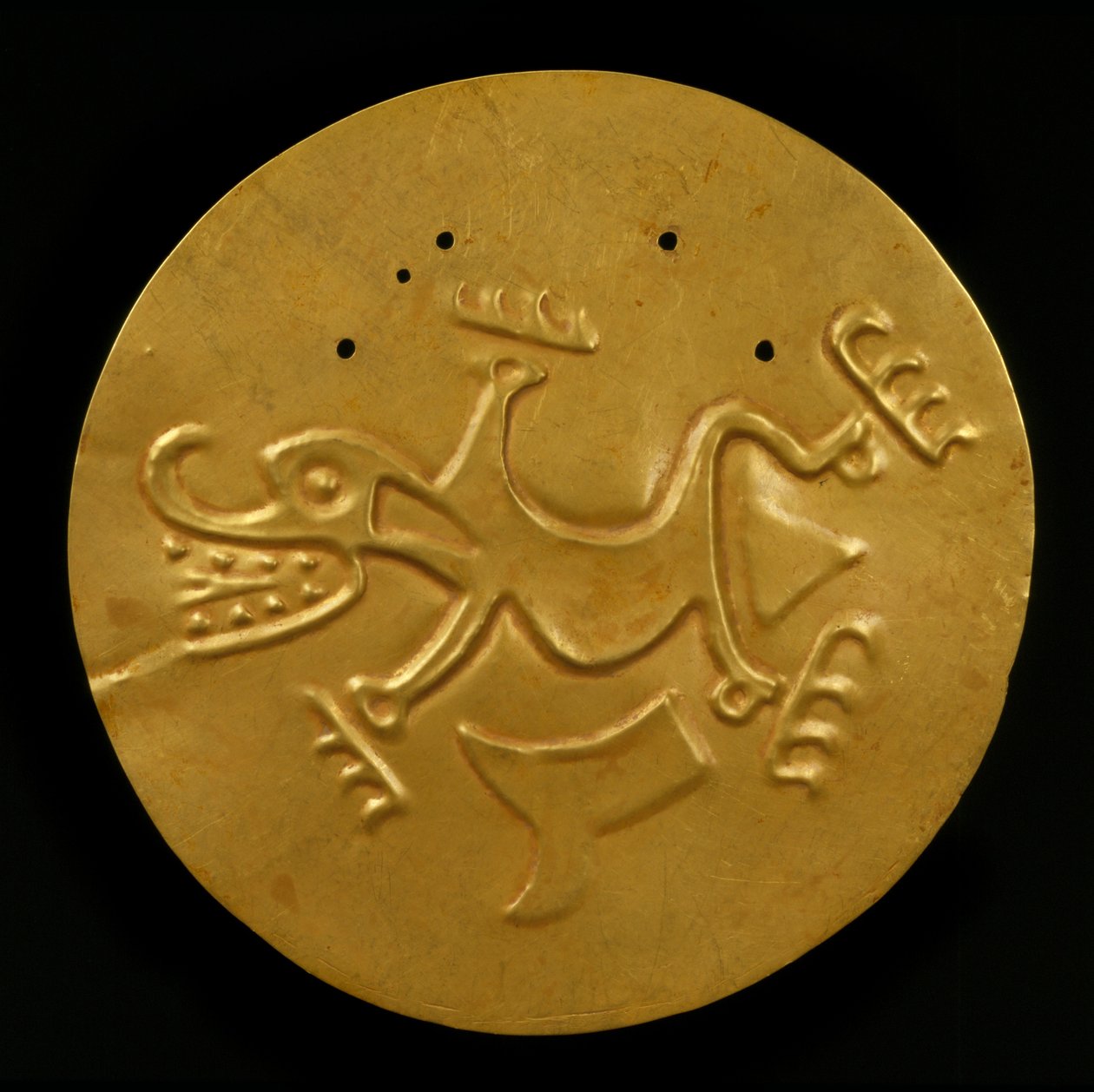 Timsahlı Disk Pektoral, MS 300-1550 (dövülmüş ve kovalanmış altın) by Coclé Gran